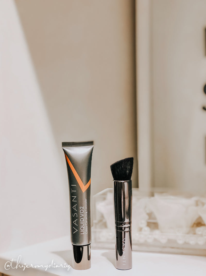 Liquid VO2 Dark Circle Eraser &  VO2 "Flat Angled Foundation" Stubby Brush - Vasanti Cosmetics